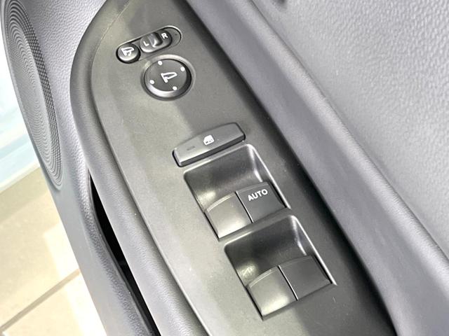 フィット ｅ：ＨＥＶホーム　後期　禁煙車　純正９型ナビ　ホンダセンシング　バックカメラ　ＥＴＣ　アダプティブクルコン　ハーフレザーシート　コーナーセンサー　ＬＥＤヘッド　オートライト　オートエアコン　スマートキー（40枚目）