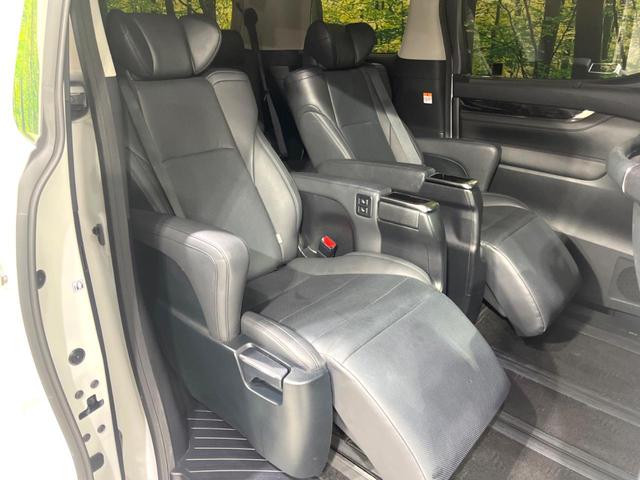 アルファード ２．５Ｓ　Ｃパッケージ　後期　禁煙車　サンルーフ　後席モニター　ナビ機能　ＣＤ／ＤＶＤ　ＥＴＣ　バックカメラ　両側電動ドア　シートベンチレーション　オットマン付きセカンドシート　リアサンシェード　シーケンシャルターンランプ（9枚目）