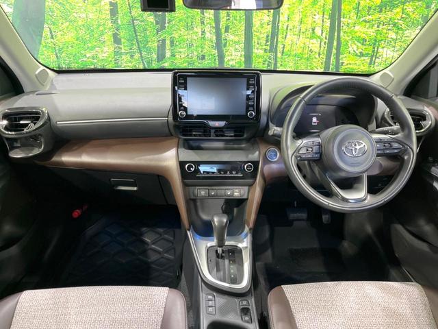 ヤリスクロス ハイブリッドＺ　禁煙車　純正ナビ　セーフティセンス　ブラインドスポットモニター　ステアリングヒーター　電動リアゲート　ハーフレザーシート　パワーシート　ドラレコ　ＥＴＣ　コーナーセンサー　純正１８インチアルミ（2枚目）
