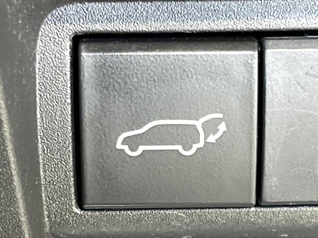 ヤリスクロス ハイブリッドＺ　禁煙車　純正ナビ　セーフティセンス　ブラインドスポットモニター　ステアリングヒーター　電動リアゲート　ハーフレザーシート　パワーシート　ドラレコ　ＥＴＣ　コーナーセンサー　純正１８インチアルミ（5枚目）