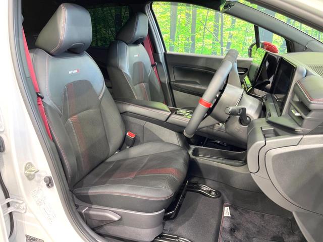 オーラ ニスモ　禁煙車　純正９型ディスプレイオーディオ　全方位カメラ　ドラレコ　ＥＴＣ　コーナーセンサー　ＬＥＤヘッド　インテリジェントルームミラー　ハーフレザーシート　純正１７インチアルミ　Ｂｌｕｅｔｏｏｔｈ（8枚目）