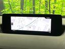 【8.8インチマツダコネクト】車内の雰囲気にマッチした大型のディスプレイ。スマホ接続でのナビ使用やBluetooth再生等、様々な機能が楽しめます。直感的なダイヤル操作が可能で、使い勝手も良好です。