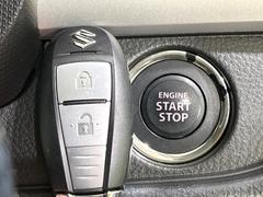 【キーレススタートシステム】カバンやポケットに入れたままでもドアの施錠・解錠が可能なスマートキーを装備。エンジンのオン・オフ時もカギを取り出す必要が無いからとっても便利です♪ 4