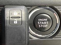 【キーレススタートシステム】カバンやポケットに入れたままでもドアの施錠・解錠が可能なスマートキーを装備。エンジンのオン・オフ時もカギを取り出す必要が無いからとっても便利です♪ 6