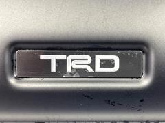 【ＴＲＤエアロ】人気のＴＲＤエアロを装備！クルマの外観がよりスタイリッシュになり、街中で存在感あふれる１台に♪将来買い替える時にもリセールに影響しやすく、価値ある人気の装備です！ 4