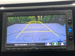 【バックカメラ】駐車時に後方がリアルタイム映像で確認できます。大型商業施設や立体駐車場での駐車時や、夜間のバック時に大活躍！運転スキルに関わらず、今や必須となった装備のひとつです！ 4