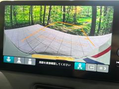 【バックカメラ】駐車時に後方がリアルタイム映像で確認できます。大型商業施設や立体駐車場での駐車時や、夜間のバック時に大活躍！運転スキルに関わらず、今や必須となった装備のひとつです！ 4