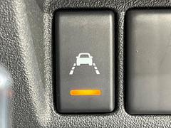 【車線逸脱警報】道路上の白（黄）線を認識し、意図せず走行中の車線からはみ出しそうになった時、メーター内の警告灯とブザーで注意喚起してくれる安心・安全機能です♪ 5