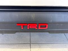 【ＴＲＤエアロ】人気のＴＲＤエアロを装備！クルマの外観がよりスタイリッシュになり、街中で存在感あふれる１台に♪将来買い替える時にもリセールに影響しやすく、価値ある人気の装備です！ 3