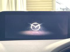 【８．８インチマツダコネクト】車内の雰囲気にマッチした大型のディスプレイ。スマホ接続でのナビ使用やＢｌｕｅｔｏｏｔｈ再生等、様々な機能が楽しめます。直感的なダイヤル操作が可能で、使い勝手も良好です。 3