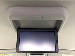 【フリップダウンモニター】大画面モニターで後席でもエンタメをお楽しみいただけます。小さなお子様にも大人気の装備です♪ 4