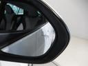 隣車線を走る車両をレーダーで検知し、ドアミラーでは確認しにくい後側方エリアに存在する車両に加え、急接近してくる車両も検知します。車両を検知するとドアミラーに搭載されたLEDインジケーターが点灯します。