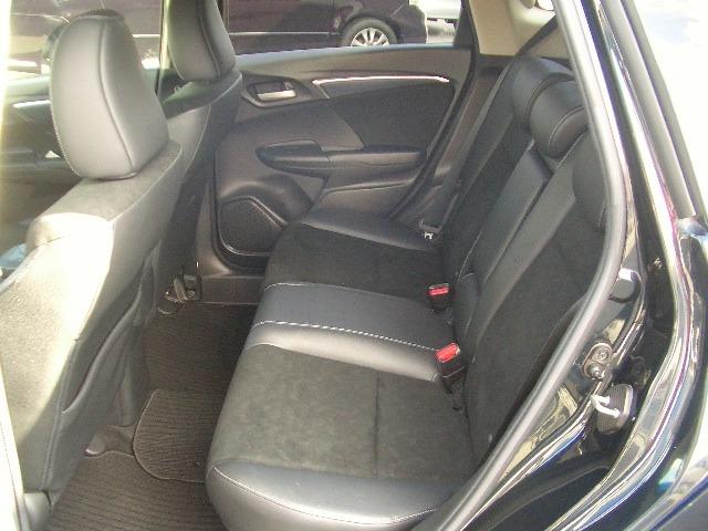 【車内清掃】お客様に気持ちよく見て頂けるよう展示車両は常に綺麗に仕上げております！