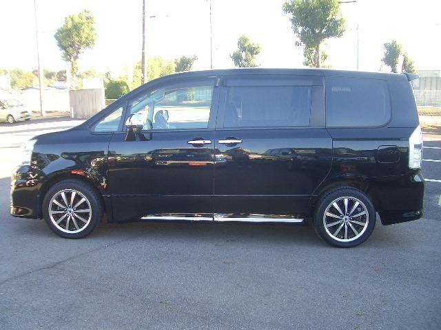 ヴォクシー ＺＳ　煌ＩＩＩ　／フリップモニター／ナビＴＶ／両側電動スライド／黒半革／Ｂｌｕｅｔｏｏｔｈ／後期／１オーナー／バックカメラ／ＨＩＤ／ＥＴＣ／（22枚目）