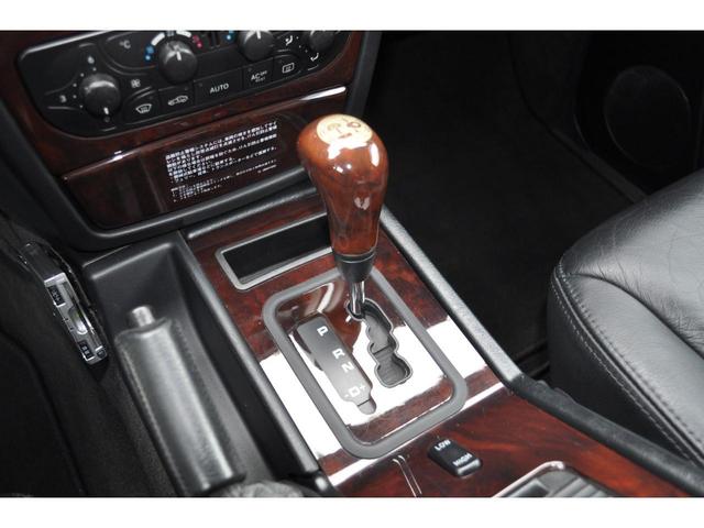 Ｇクラス Ｇ５００Ｌ　禁煙車／黒革／サンルーフ／左ハンドル／メモリーナビ／フルセグＴＶ／Ｂｌｕｅｔｏｏｔｈ／ＣＤ／ＤＶＤ／Ｂカメラ／ＥＴＣ／シートヒーター／前席メモリーシート／左右出しマフラー／黒純正ホイール／ＨＩＤライト（16枚目）