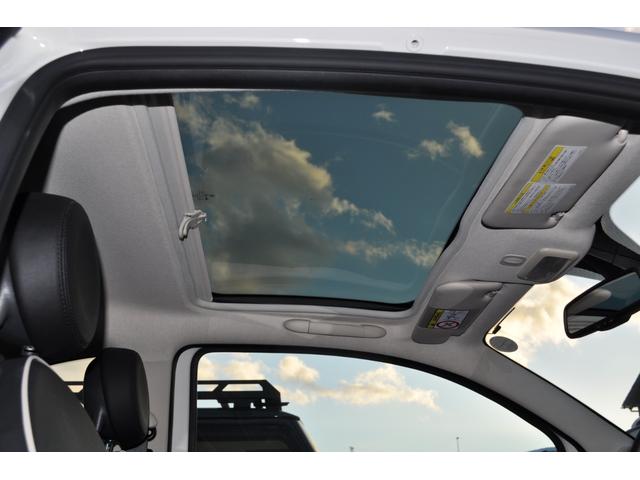 ガラスルーフ付きなので解放感たっぷりで気持ちのいいドライブが楽しめるお車です♪