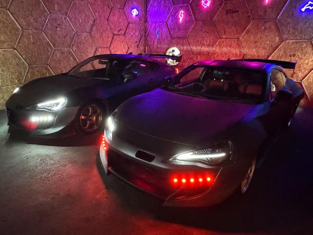 ＢＲＺ Ｓ　ＶＬＡＮＤシーケンシャルＨＩＤヘッドライト／社外エアダクト付ワイドフェンダー／社外Ｒバンパー／スポイラー付ラプターＦバンパー／ＧＴウィング／スマートキー＆ＰＵＳＨスタート／ナビＴＶ／Ｂカメラ（34枚目）