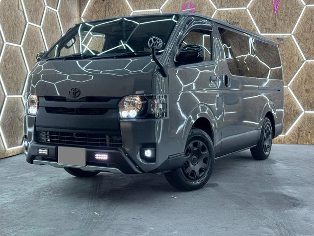 ハイエースバン ロングＤＸ　ＧＬパッケージ　リアエアコン＆ヒーター　ミディアムグレー×マットブラックカスタム　前後ＧＬシート　１０．１インチアンドロイドナビ　バックモニター　マットブラックグリル　インナーブラックＬＥＤライト　ＥＴＣ　ドラレコ（2枚目）