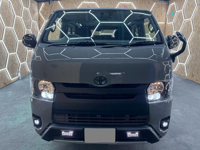 ハイエースバン ロングＤＸ　ＧＬパッケージ　リアエアコン＆ヒーター　ミディアムグレー×マットブラックカスタム　前後ＧＬシート　１０．１インチアンドロイドナビ　バックモニター　マットブラックグリル　インナーブラックＬＥＤライト　ＥＴＣ　ドラレコ（3枚目）