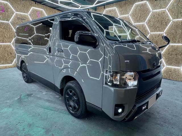 ハイエースバン ロングＤＸ　ＧＬパッケージ　リアエアコン＆ヒーター　ミディアムグレー×マットブラックカスタム　前後ＧＬシート　１０．１インチアンドロイドナビ　バックモニター　マットブラックグリル　インナーブラックＬＥＤライト　ＥＴＣ　ドラレコ（4枚目）