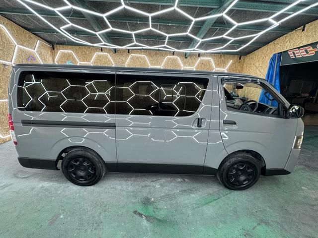 ハイエースバン ロングＤＸ　ＧＬパッケージ　リアエアコン＆ヒーター　ミディアムグレー×マットブラックカスタム　前後ＧＬシート　１０．１インチアンドロイドナビ　バックモニター　マットブラックグリル　インナーブラックＬＥＤライト　ＥＴＣ　ドラレコ（5枚目）