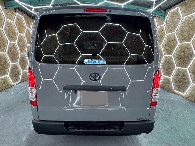 ハイエースバン ロングＤＸ　ＧＬパッケージ　リアエアコン＆ヒーター　ミディアムグレー×マットブラックカスタム　前後ＧＬシート　１０．１インチアンドロイドナビ　バックモニター　マットブラックグリル　インナーブラックＬＥＤライト　ＥＴＣ　ドラレコ（7枚目）