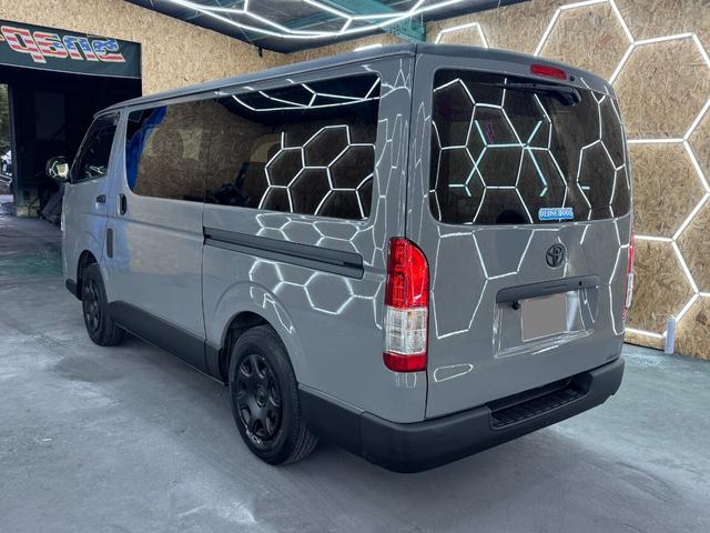 ハイエースバン ロングＤＸ　ＧＬパッケージ　リアエアコン＆ヒーター　ミディアムグレー×マットブラックカスタム　前後ＧＬシート　１０．１インチアンドロイドナビ　バックモニター　マットブラックグリル　インナーブラックＬＥＤライト　ＥＴＣ　ドラレコ（8枚目）