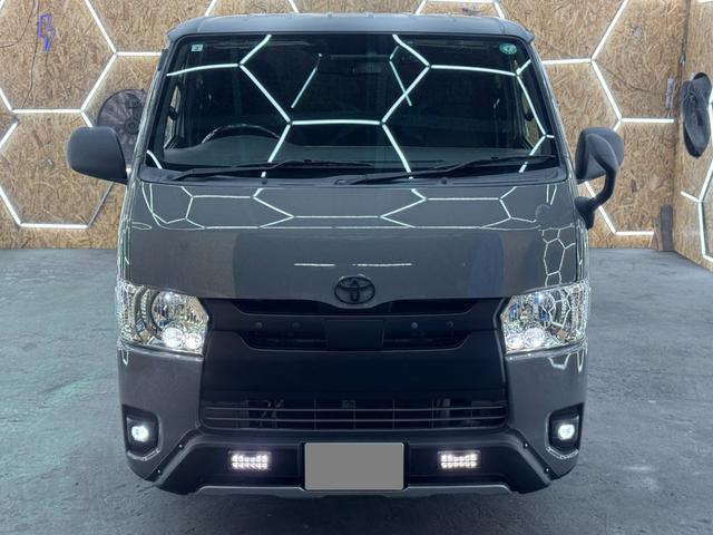 レジアスエースバン ミディアムグレー×ラプターブラック 新品LED内臓バンパーガード 荷室内装WOOD仕様 新品ガングリップステアリング 新品木目インテリアパネル フルセグTV ナビ バックカメラ 電動格納ミラー(2枚目)