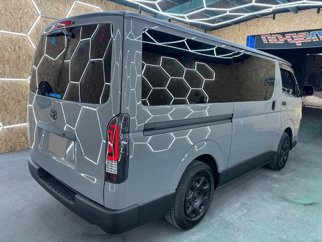 レジアスエースバン ミディアムグレー×ラプターブラック 新品LED内臓バンパーガード 荷室内装WOOD仕様 新品ガングリップステアリング 新品木目インテリアパネル フルセグTV ナビ バックカメラ 電動格納ミラー(8枚目)