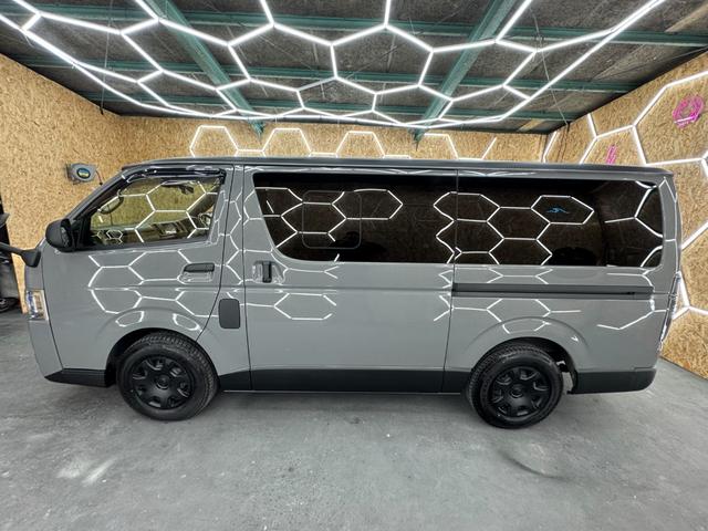 レジアスエースバン ミディアムグレー×ラプターブラック 新品LED内臓バンパーガード 荷室内装WOOD仕様 新品ガングリップステアリング 新品木目インテリアパネル フルセグTV ナビ バックカメラ 電動格納ミラー(11枚目)