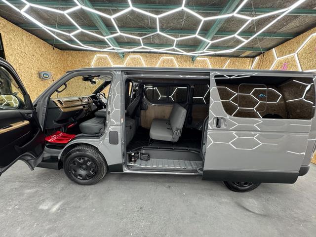 レジアスエースバン ミディアムグレー×ラプターブラック 新品LED内臓バンパーガード 荷室内装WOOD仕様 新品ガングリップステアリング 新品木目インテリアパネル フルセグTV ナビ バックカメラ 電動格納ミラー(12枚目)