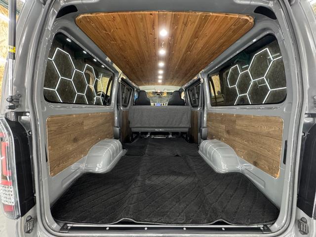 レジアスエースバン ミディアムグレー×ラプターブラック 新品LED内臓バンパーガード 荷室内装WOOD仕様 新品ガングリップステアリング 新品木目インテリアパネル フルセグTV ナビ バックカメラ 電動格納ミラー(17枚目)