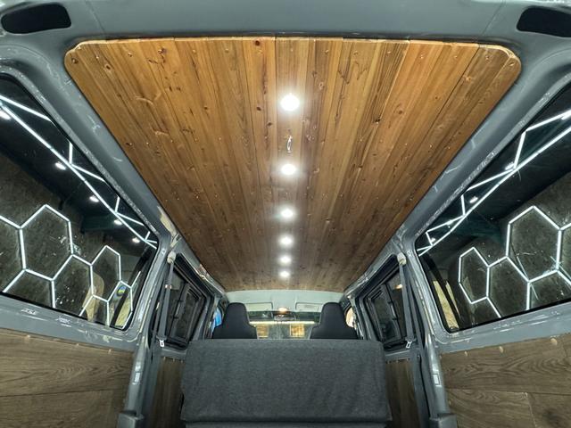 レジアスエースバン ミディアムグレー×ラプターブラック 新品LED内臓バンパーガード 荷室内装WOOD仕様 新品ガングリップステアリング 新品木目インテリアパネル フルセグTV ナビ バックカメラ 電動格納ミラー(18枚目)