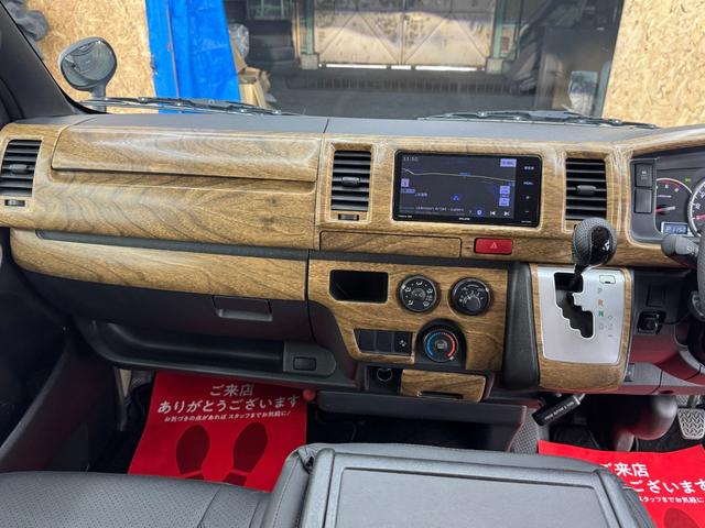 レジアスエースバン ミディアムグレー×ラプターブラック 新品LED内臓バンパーガード 荷室内装WOOD仕様 新品ガングリップステアリング 新品木目インテリアパネル フルセグTV ナビ バックカメラ 電動格納ミラー(21枚目)