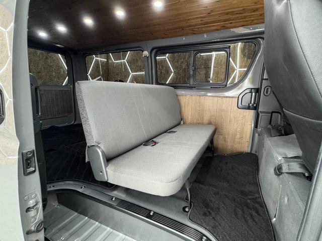 レジアスエースバン ミディアムグレー×ラプターブラック 新品LED内臓バンパーガード 荷室内装WOOD仕様 新品ガングリップステアリング 新品木目インテリアパネル フルセグTV ナビ バックカメラ 電動格納ミラー(23枚目)