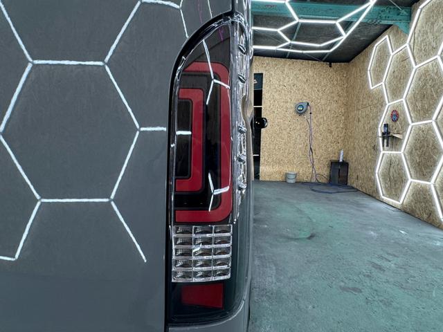 レジアスエースバン ミディアムグレー×ラプターブラック 新品LED内臓バンパーガード 荷室内装WOOD仕様 新品ガングリップステアリング 新品木目インテリアパネル フルセグTV ナビ バックカメラ 電動格納ミラー(24枚目)