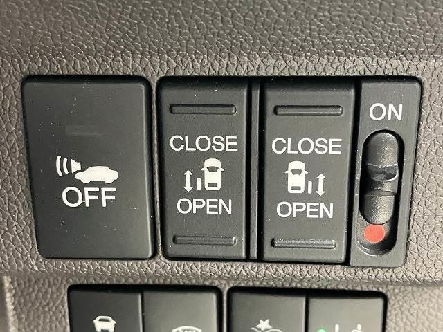 【両側電動スライドドア】運転席よりボタン一つで開閉可能なスライドドアです。雨の日のお迎えの時など役立ちますね。