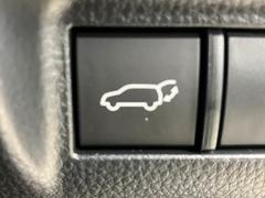 【電動リアゲート】ボタンひとつで大きなゲートも簡単に開閉可能です。高級車ならではの装備は嬉しいですね。 6