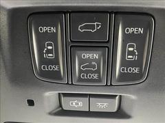 【両側電動スライドドア】運転席よりボタンひとつで開閉可能なスライドドアです。雨の日のお迎えの時など役立ちますね。 7