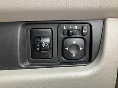 【ヘッドランプレベライザー】ヘッドライトの光軸調整を自動的に行う装置のことである。　対向車に対しての眩惑防止が目的。　車室内に設けたスイッチにより、手動で調整できます！ 4