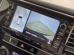 【全周囲カメラ】を装備しております。全周囲カメラで危険察知。狭い駐車場でも安心して駐車できますね。 3