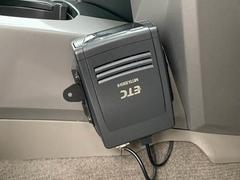 【ＥＴＣ車載器】を装備しておりますので、ご納車直後からの遠距離ドライブも可能です。土日の利用料金の割引や、朝夕の通行料金を割引料金で高速道路をお楽しみいただけます。 5