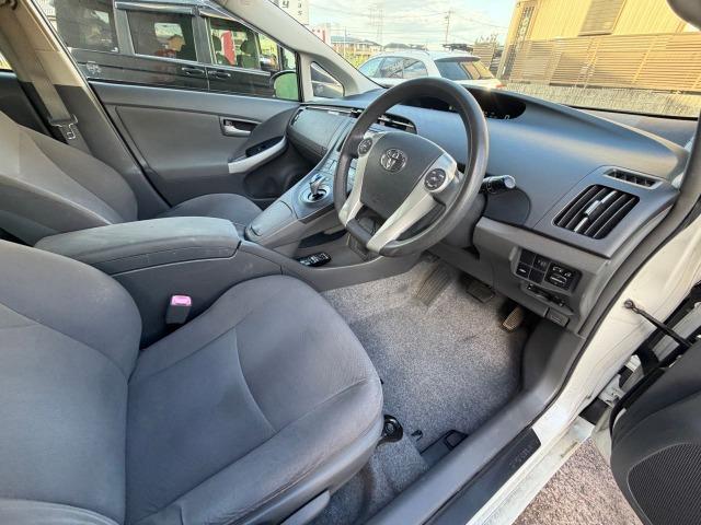 プリウス S アイドリングストップ搭載 Bモニタ- フルセグ地デジ インテリキー デュアルエアバック エアB イモビライザー ナビTV AUTOエアコン 横スベリ防止 衝突安全ボディ ETC装備 ABS(5枚目)