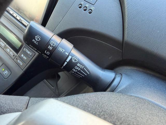 プリウス S アイドリングストップ搭載 Bモニタ- フルセグ地デジ インテリキー デュアルエアバック エアB イモビライザー ナビTV AUTOエアコン 横スベリ防止 衝突安全ボディ ETC装備 ABS(15枚目)