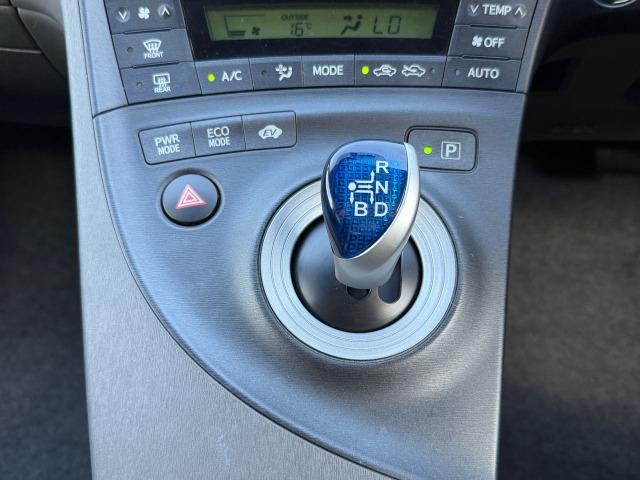 プリウス S アイドリングストップ搭載 Bモニタ- フルセグ地デジ インテリキー デュアルエアバック エアB イモビライザー ナビTV AUTOエアコン 横スベリ防止 衝突安全ボディ ETC装備 ABS(17枚目)