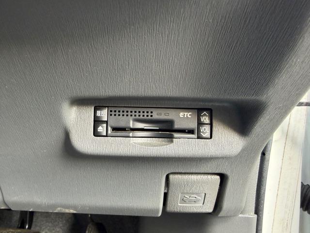 プリウス S アイドリングストップ搭載 Bモニタ- フルセグ地デジ インテリキー デュアルエアバック エアB イモビライザー ナビTV AUTOエアコン 横スベリ防止 衝突安全ボディ ETC装備 ABS(27枚目)