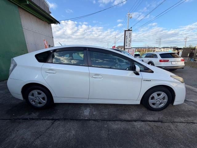 プリウス S アイドリングストップ搭載 Bモニタ- フルセグ地デジ インテリキー デュアルエアバック エアB イモビライザー ナビTV AUTOエアコン 横スベリ防止 衝突安全ボディ ETC装備 ABS(37枚目)