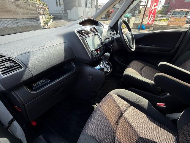 セレナ ハイウェイスター　Ｖセレクション＋セーフティ　ＳＨＶ　タイヤ新品　盗難防止システム　エコモード　衝突安全ボディ　インテリキー　Ｗエアコン　ＬＥＤヘッドランプ　オートクルーズコントロール　３列シート　フルフラットシート　ナビＴＶ　ＥＴＣ　パワーウィンドウ（6枚目）