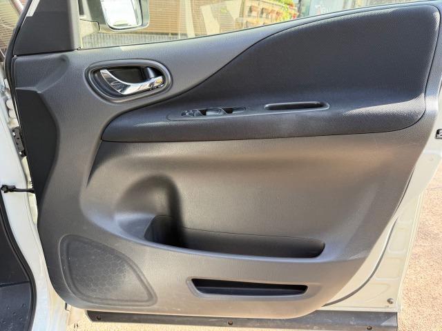 セレナ ハイウェイスター　Ｖセレクション＋セーフティ　ＳＨＶ　タイヤ新品　盗難防止システム　エコモード　衝突安全ボディ　インテリキー　Ｗエアコン　ＬＥＤヘッドランプ　オートクルーズコントロール　３列シート　フルフラットシート　ナビＴＶ　ＥＴＣ　パワーウィンドウ（50枚目）