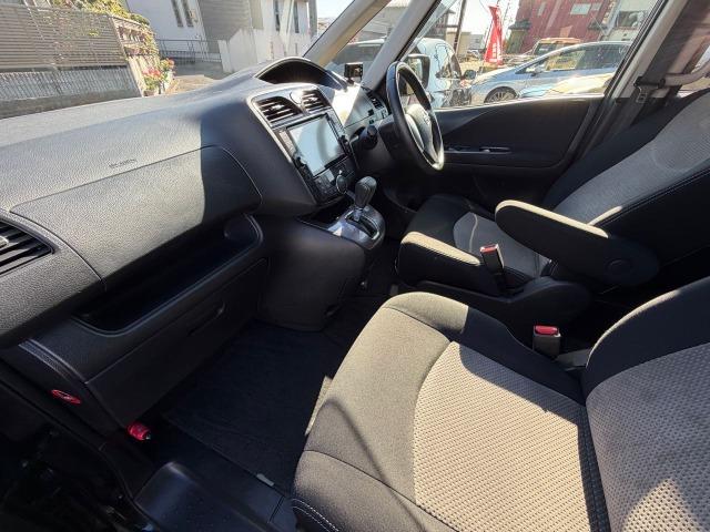 セレナ ライダーＳ－ハイブリッドアドバンスドセーフティパック　オートクルーズコントロール　メモリーナビ　３列シート　全周囲カメラ　フルセグ　ＥＴＣ　スマートキー　バックカメラ　アイドリングストップ　前後ソナー　衝突被害軽減装置　Ｂｌｕｅｔｏｏｔｈ対応　Ｗエアコン（7枚目）